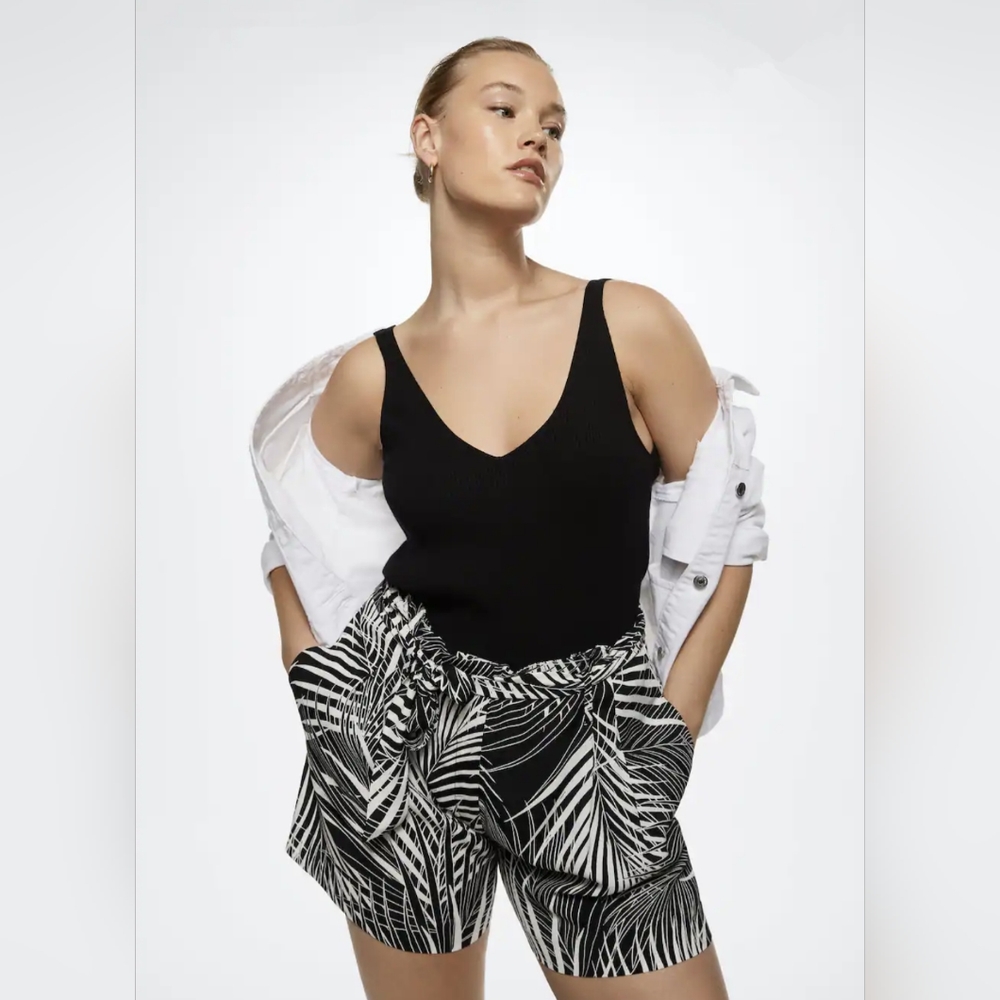 Mango Black and White Printed Belt Shorts Size L